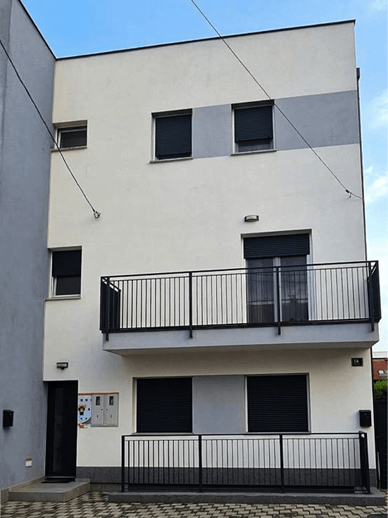 Potpuno čista bijela fasada kuće nakon profesionalnog visokotlačnog pranja