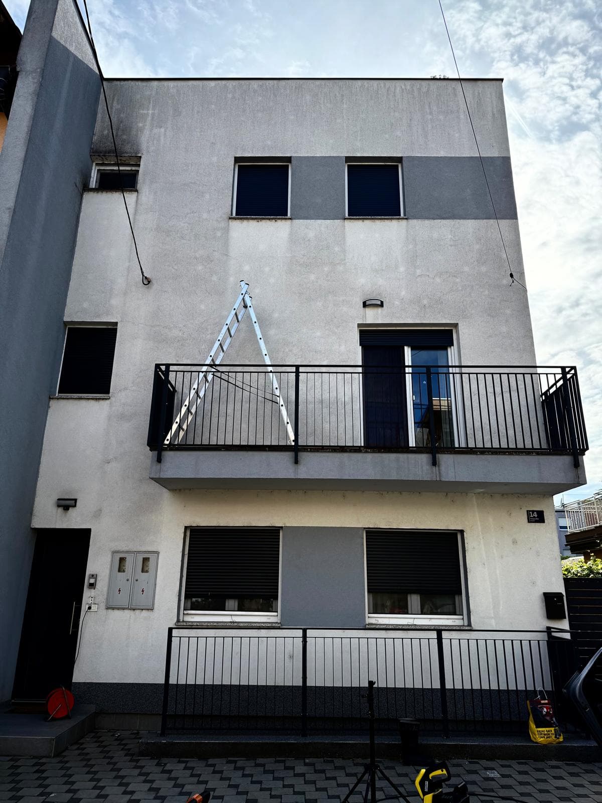 Prljava siva fasada kuće s tamnim mrljama od vlage i algama prije pranja u Zagrebu
