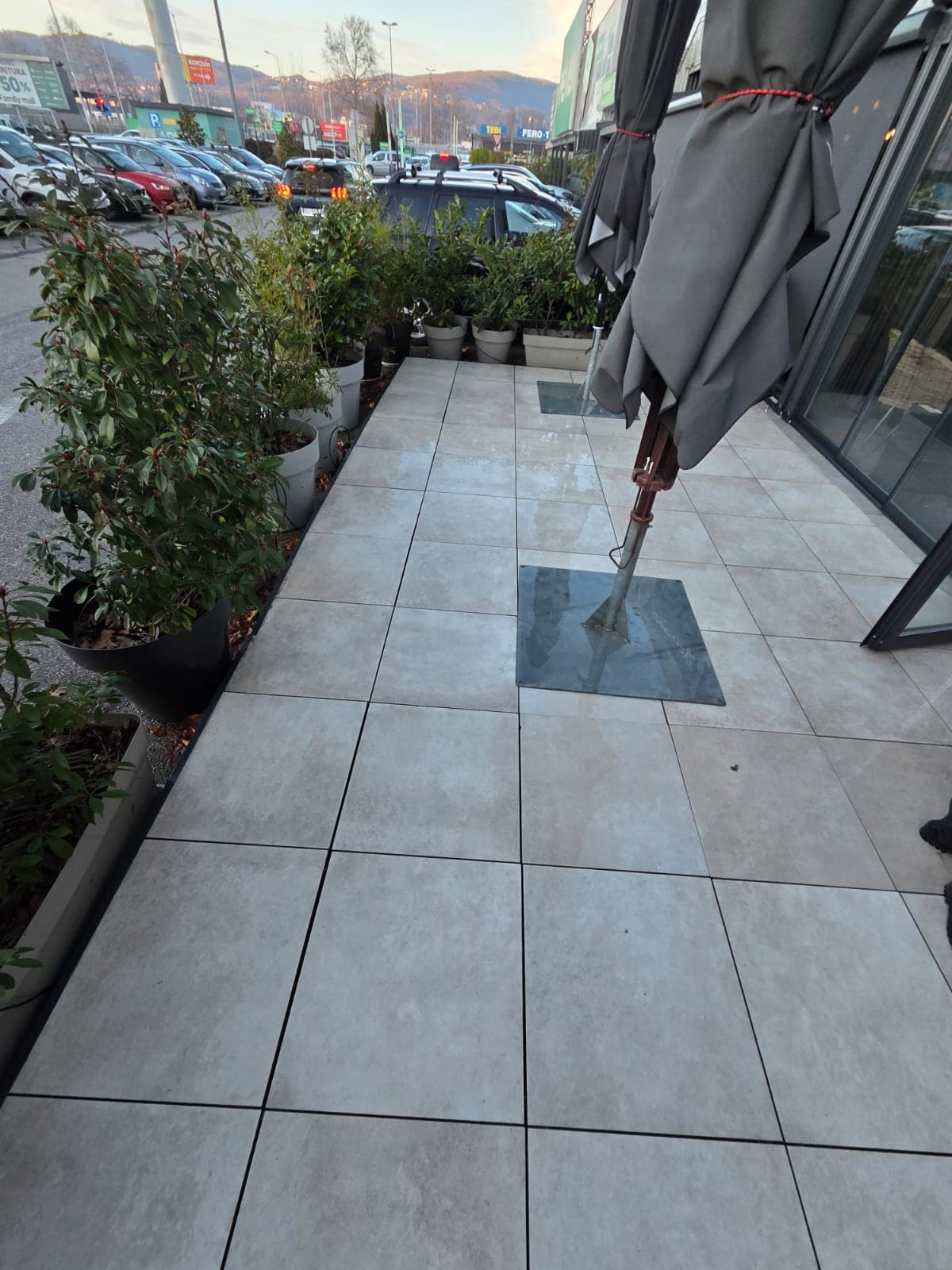 Terasa Leggiero Family Mall poslije čišćenja — čiste i blistave betonske kocke Zagreb