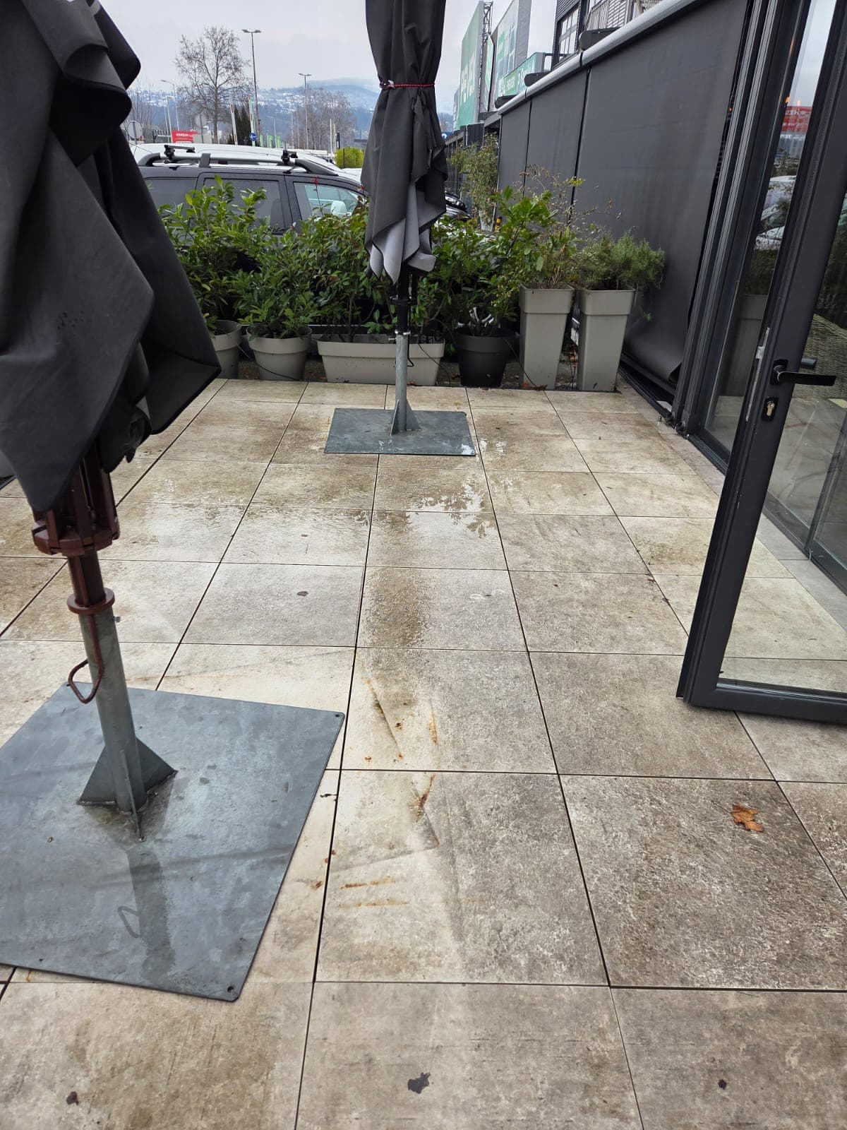 Terasa Leggiero Family Mall prije čišćenja — zarasle betonske kocke, mahovina i prljavština