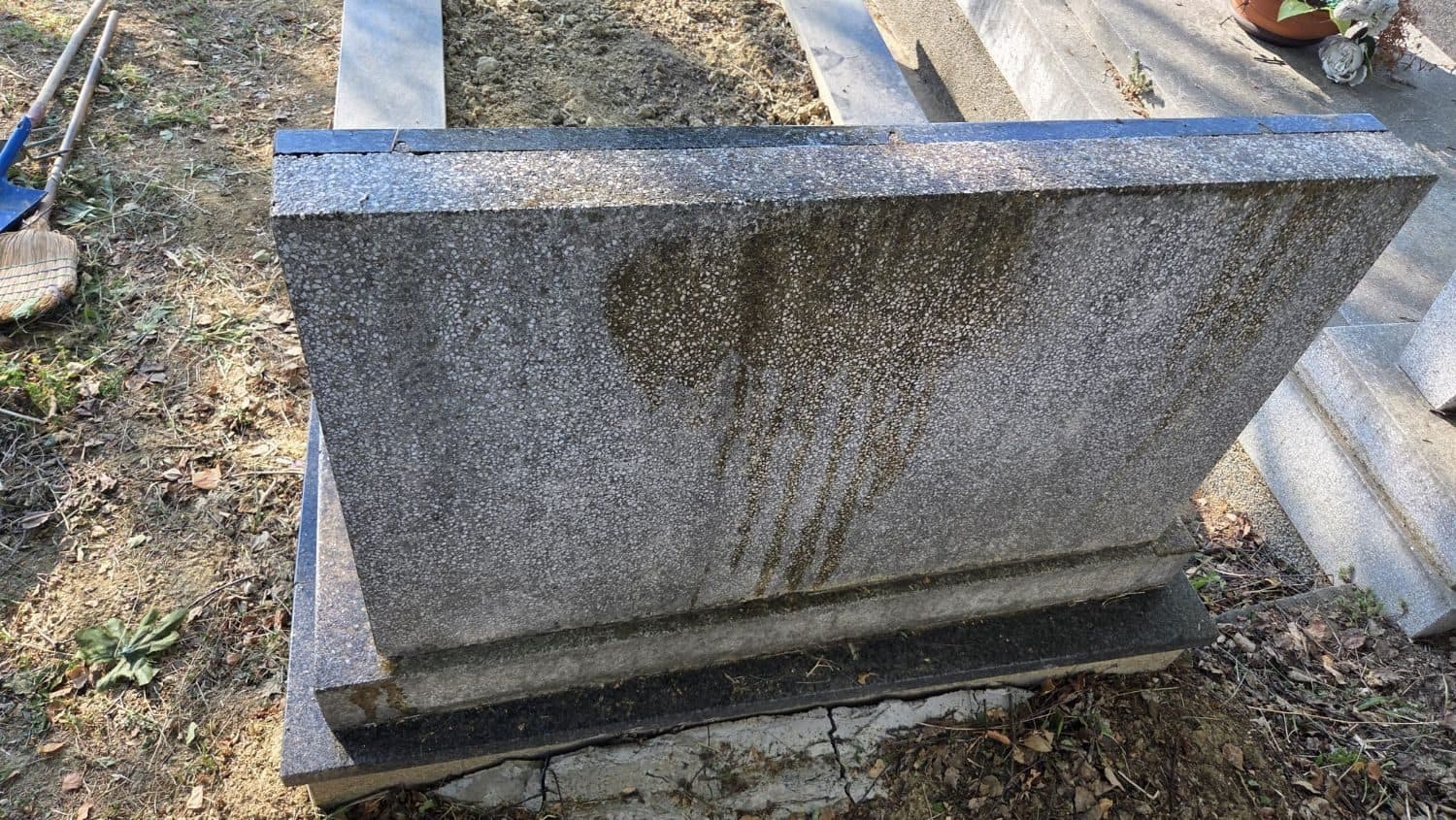 Stražnja strana spomenika prije čišćenja, zeleni i tamni tragovi curenja
