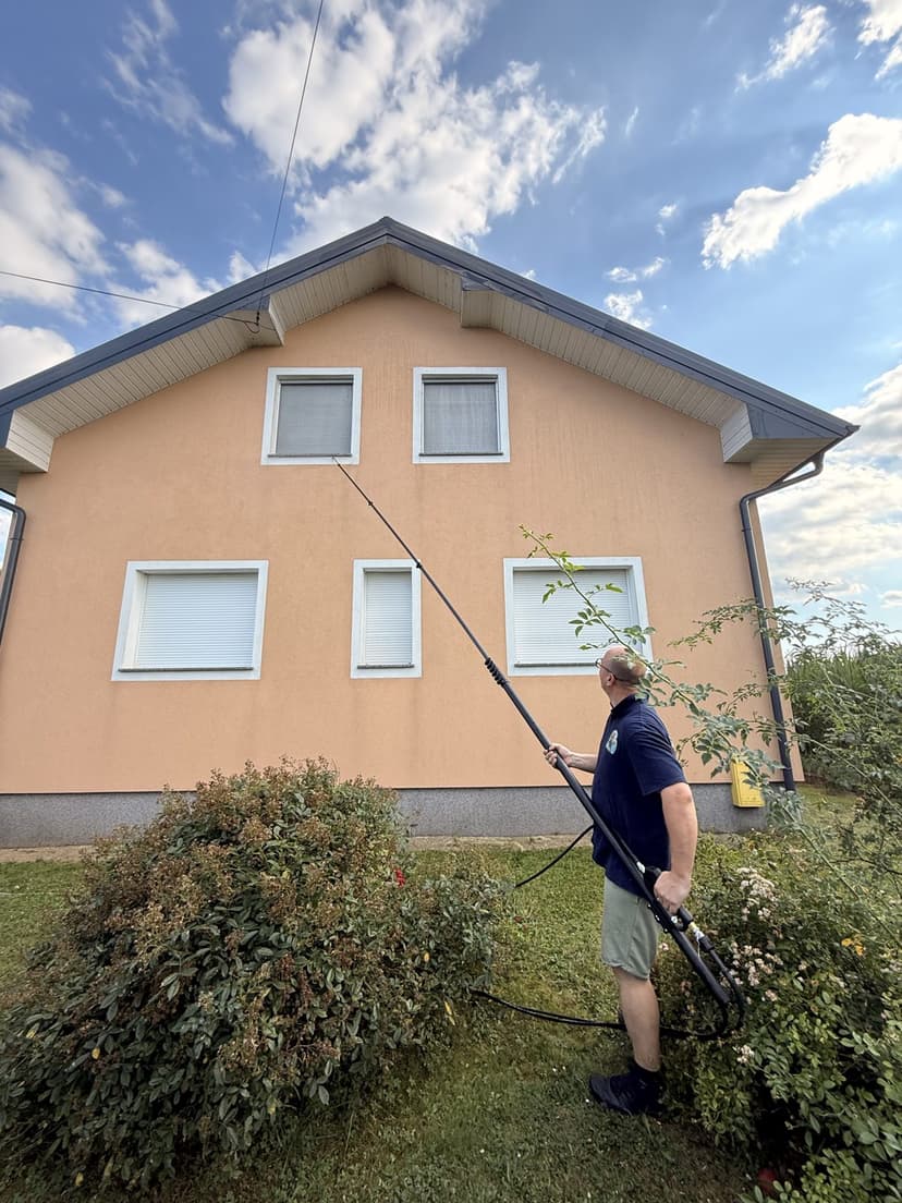 Djelatnik Šlauf i Šmrk pere fasadu obiteljske kuće teleskopskom lancom, Zagreb
