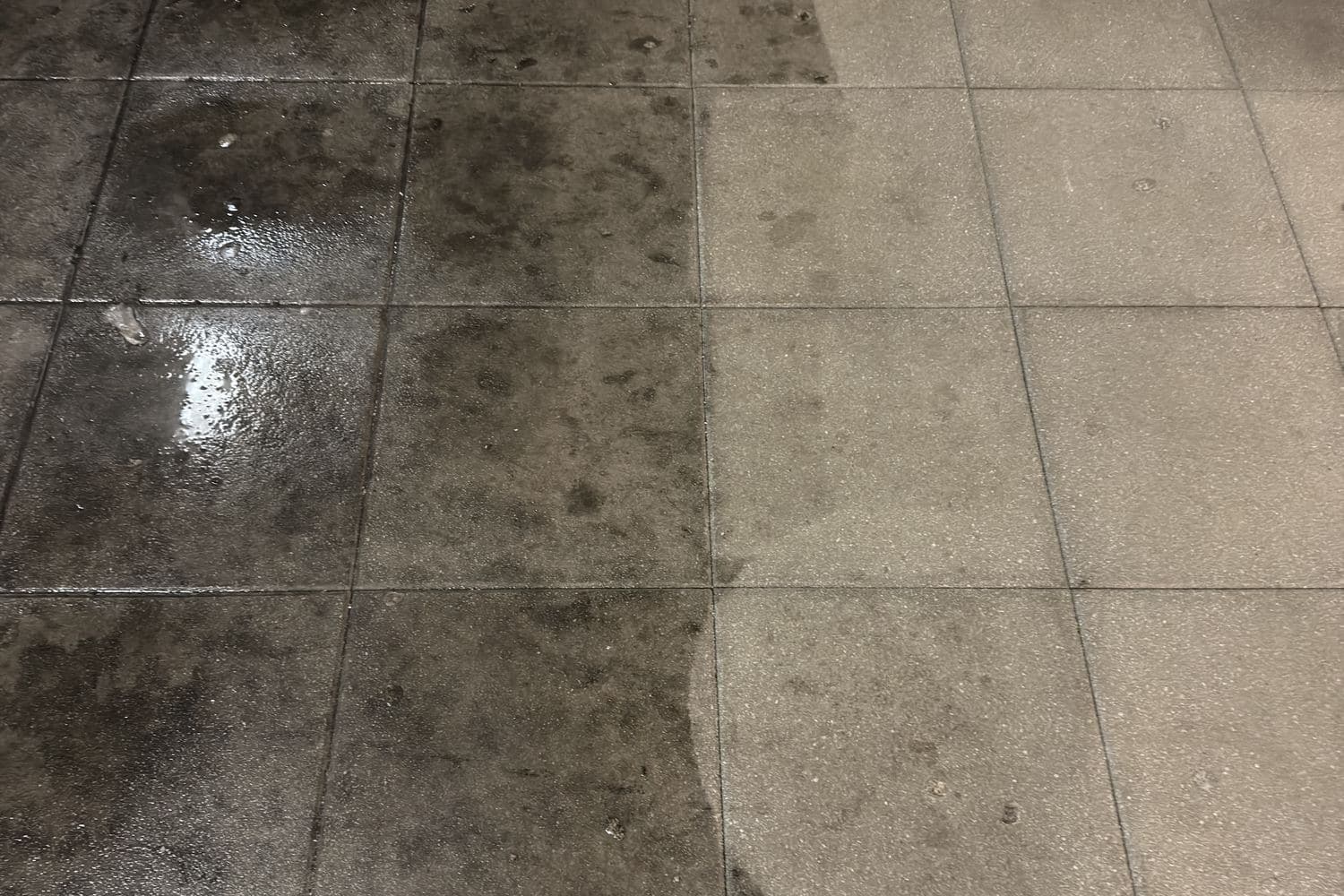 Pod autobusnog kolodvora u Samoboru, lijevo prljave kamene ploče, desno očišćene