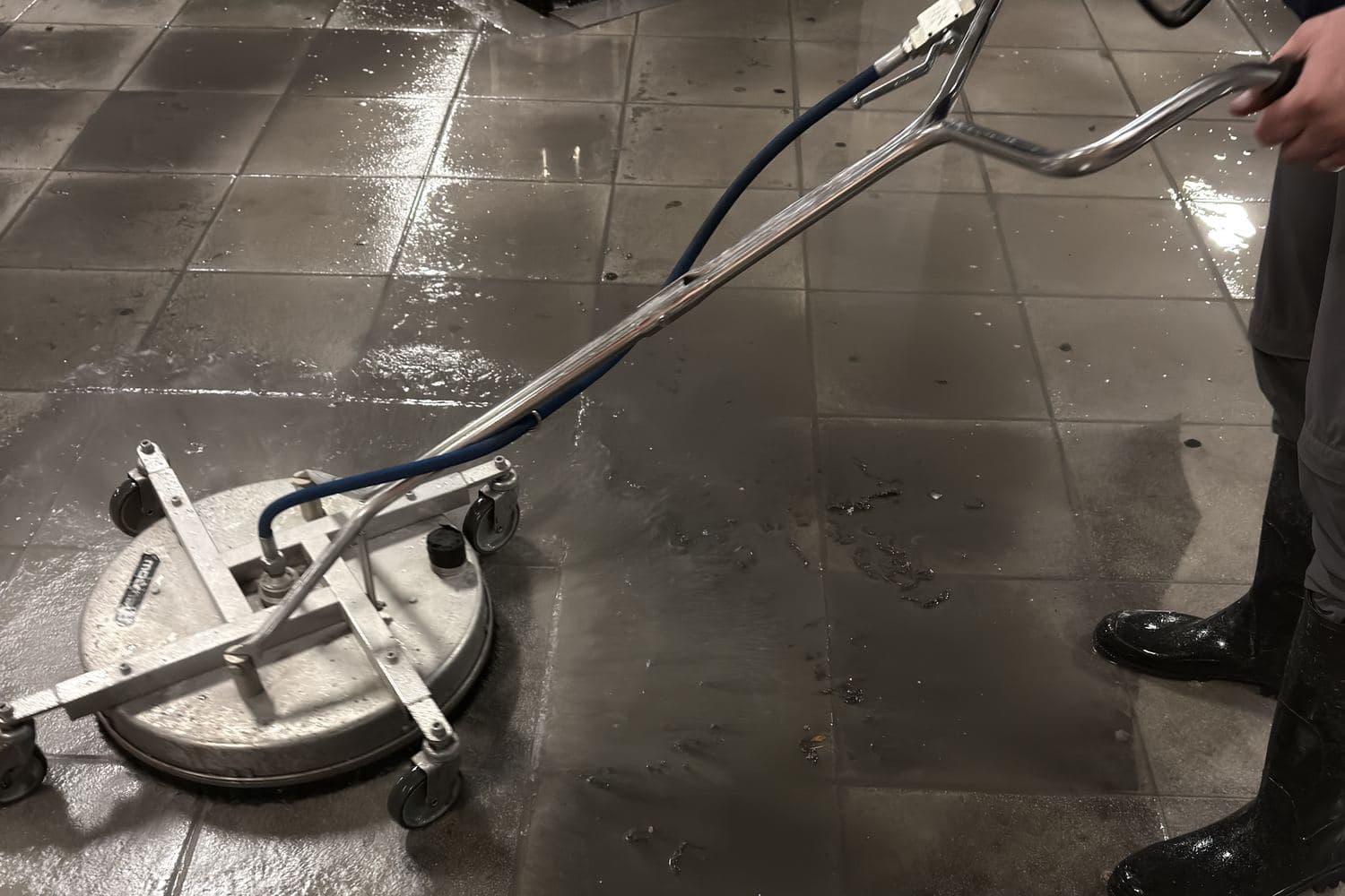 Površinski čistač na mokrim kamenim pločama autobusnog kolodvora u Samoboru, noću