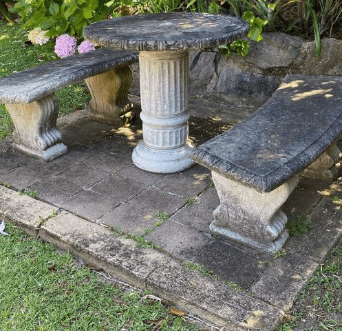 Kamena površina prije čišćenja s vidljivim naslagama i tamnim slojem