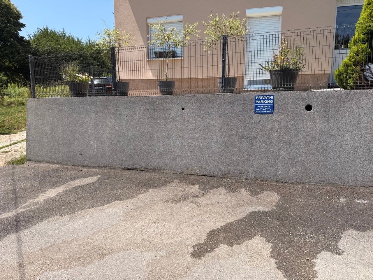 Betonski zid parkinga poslije visokotlačnog pranja, čist beton Zagreb