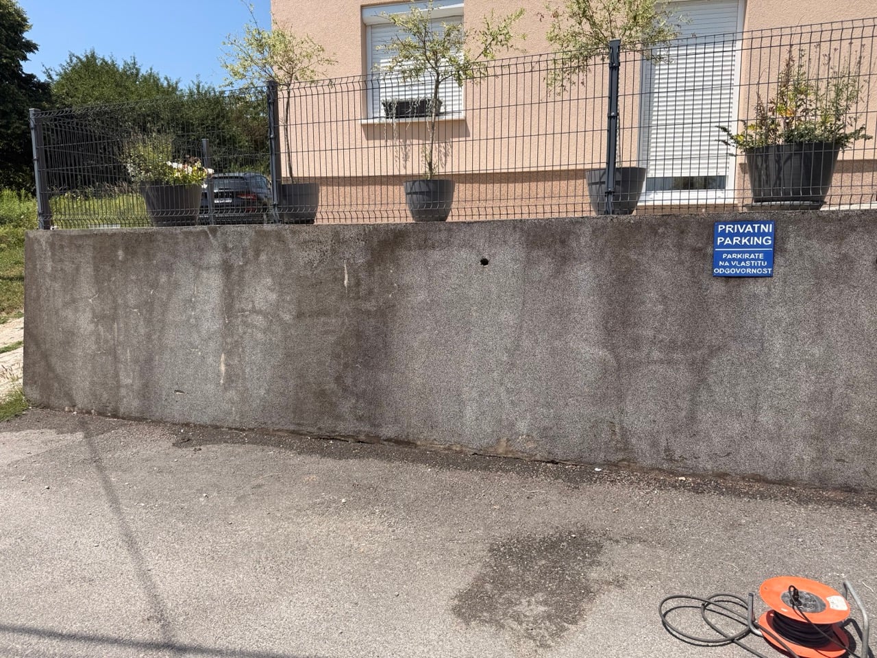 Betonski zid parkinga prije pranja, sive naslage i tamni tragovi Zagreb