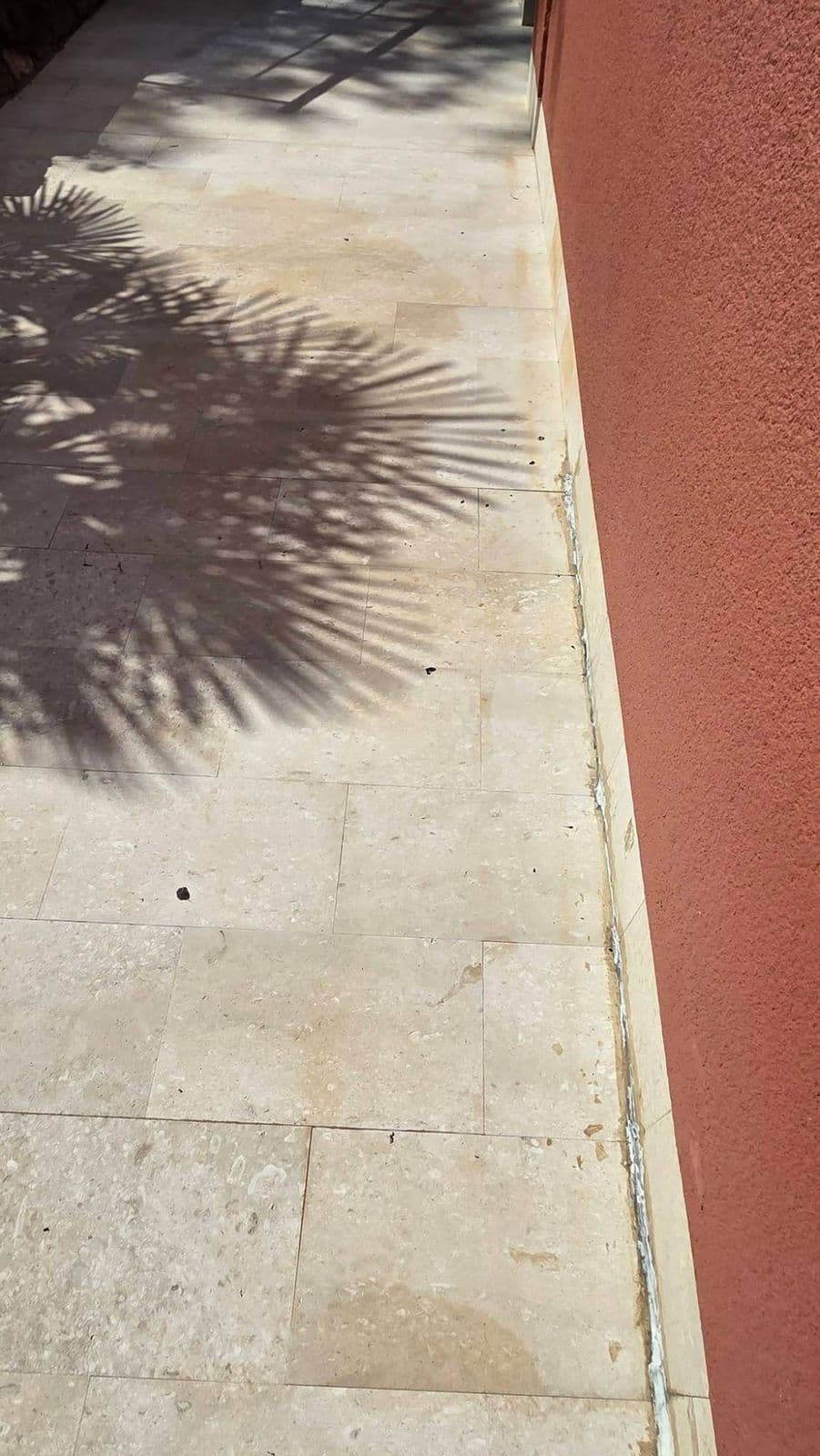 Ista kamena staza uz kuću nakon čišćenja, svijetla i jednolična