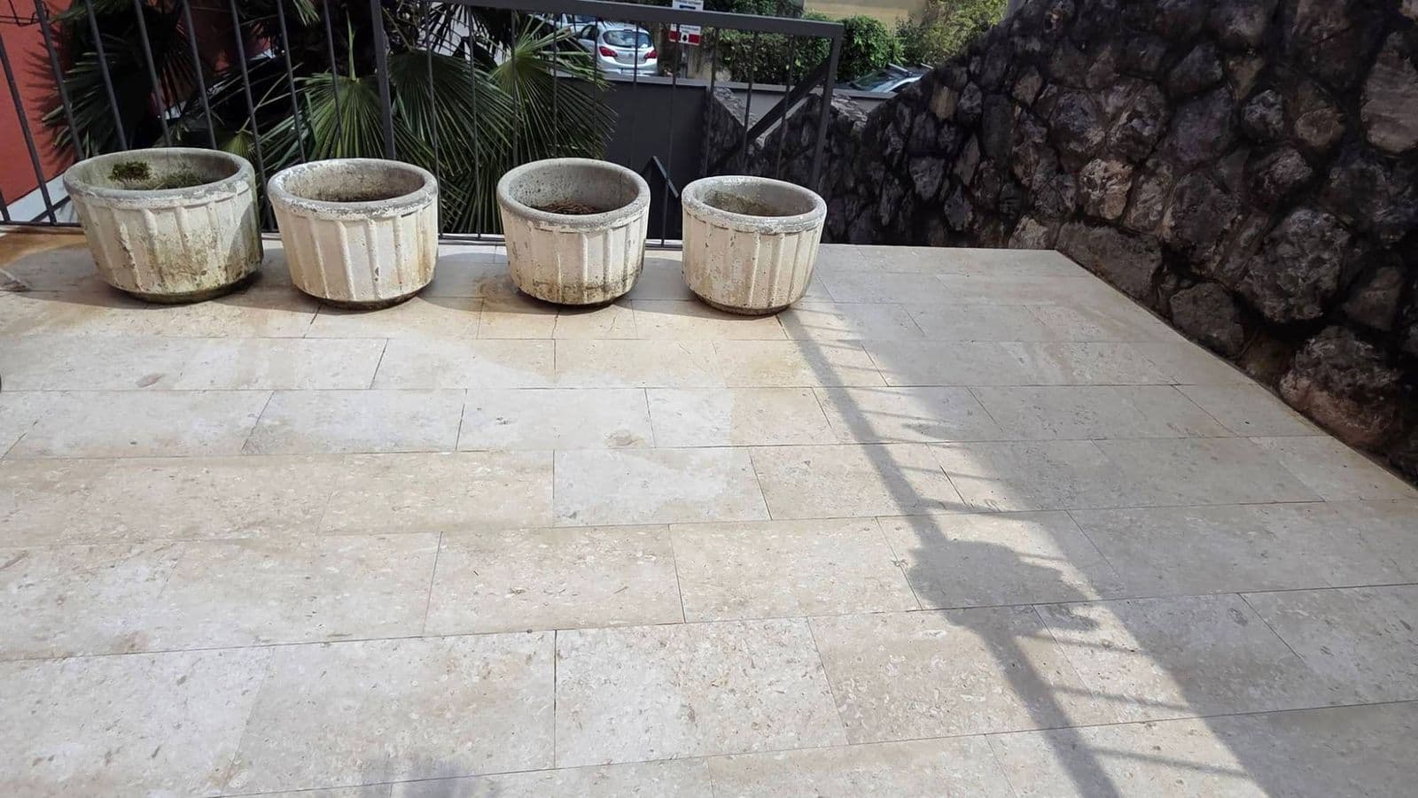 Svijetla kamena terasa s betonskim teglama nakon pranja, kuća podno Sljemena